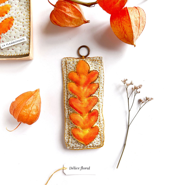 Tableau textile peint et brodé, feuillage orange