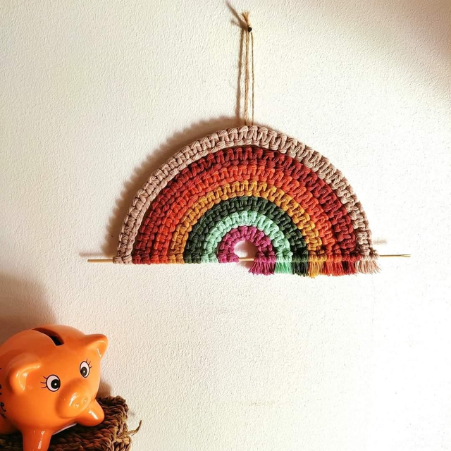 Arc-en-ciel en macramé plat