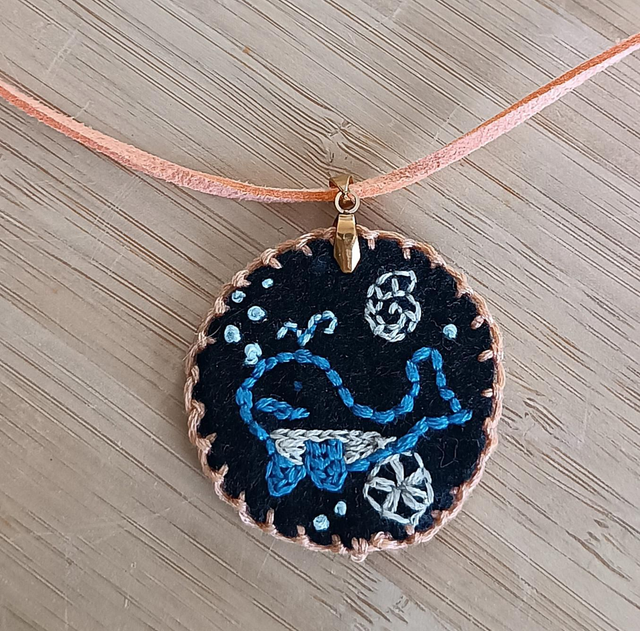 Collier enfant broderie baleine