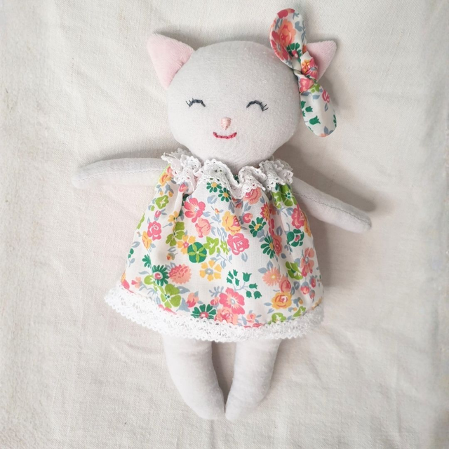 Capucine, la poupée chat au nœud assorti