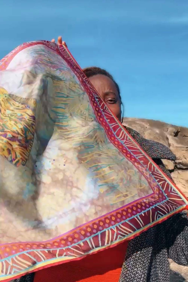 Foulard Carré Satiné  Emanzine 70 cm x 70 cm