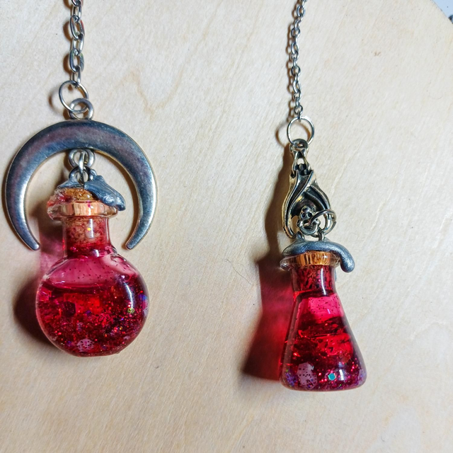 Collier potion fiole en verre et résine pailletée