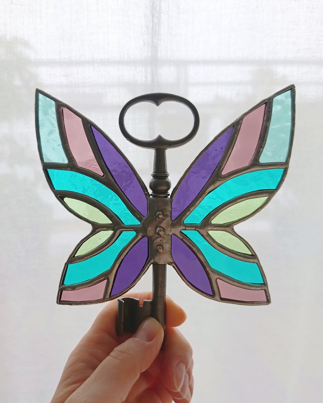 🗝️ Clé volante féerique "Arabella" en vitrail