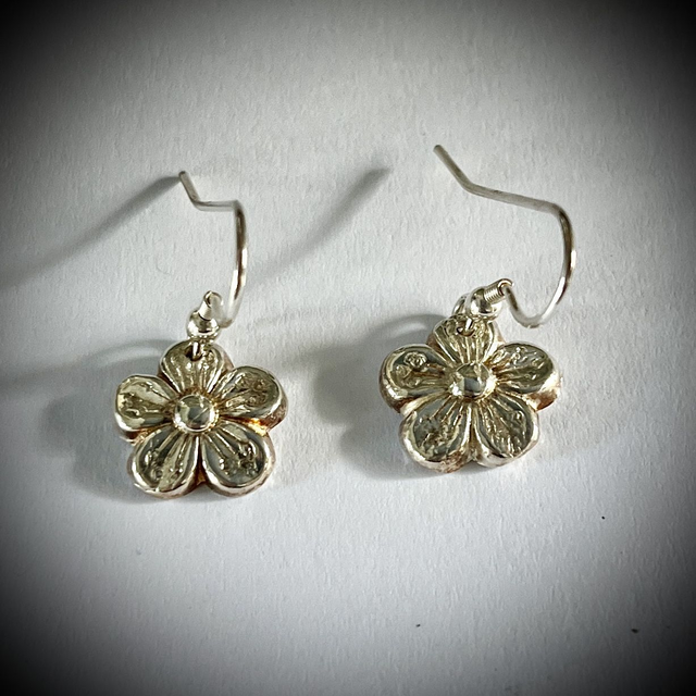 Pretty Silver Flower earrings