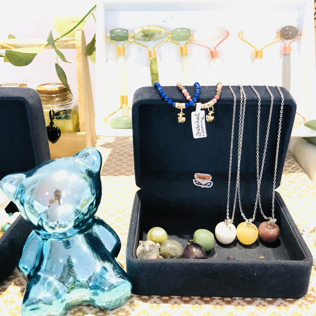 Pendentif pomme en pierres naturelles taille 3cm