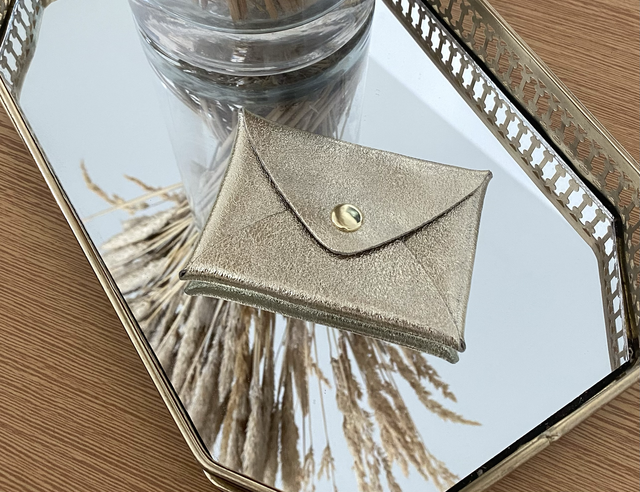 Petite pochette « MONEY » en cuir irisé or