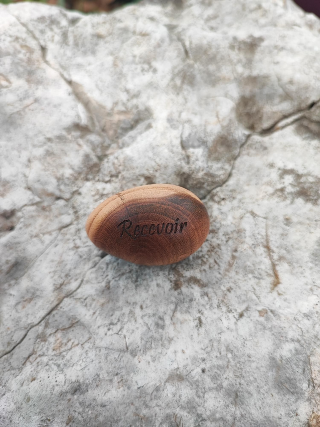 Caillou en Bois d'Amandier "Recevoir"