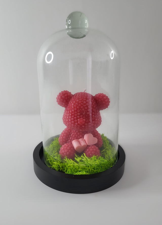 Bougie Ours, parfum fruit rouge sous sa cloche en verre