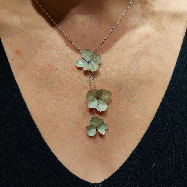 Collier Hortensias Argenté – Bijou floral fait main en résine brillante