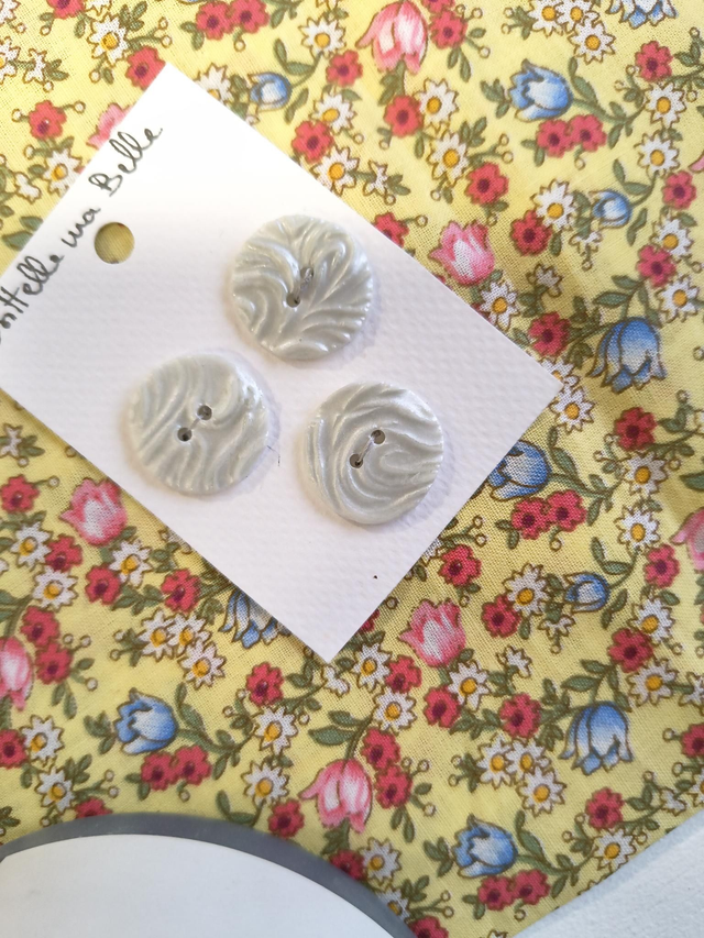 Boutons gris nacré extra-fins 