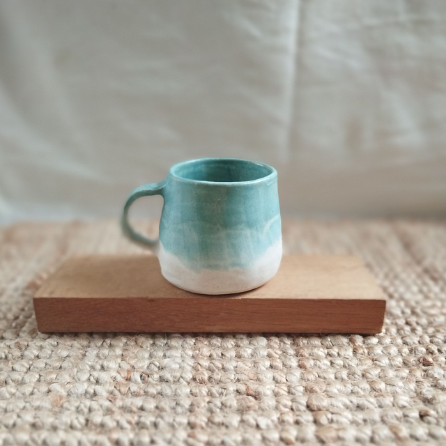 Tasse ronde avec anse, argile blanc, émail blanc et turquoise