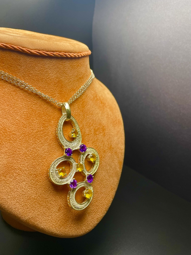 Armonie Intrecciate – Collana Tripla in Argento 925 con Ciondolo Ovale e Pietre Naturali