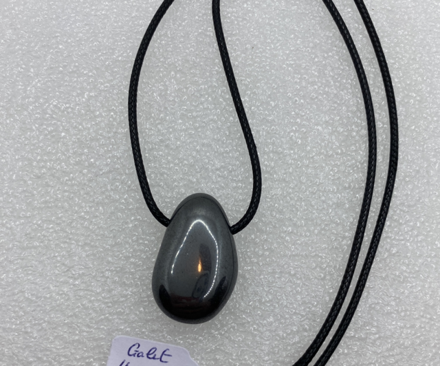 Pendentif Galet en Hématite – Cordon PU