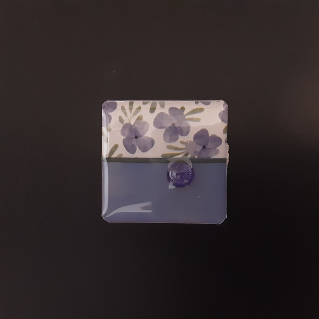 Broche petit carré collection floral fond mauve-bande impression fleurs de violette-cabochon violet