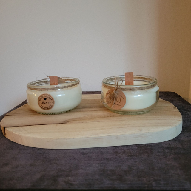  Bougies naturelles sur rondin de bois.