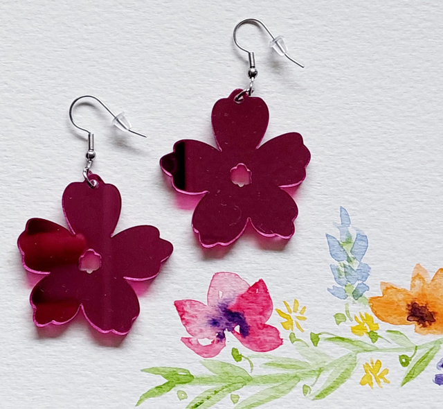 Keskikesän juhlat. Akryylilasi-korvakorut, (pari) koukut kirurginterästä. Pituus koukun kanssa 6cm, max leveys 4cm. Lahjarasiassa.