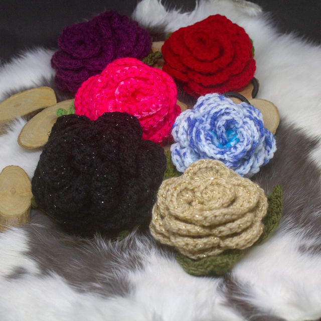 4004. Gehaakte Roosjes op Haarelastiek – Zonder Metaal