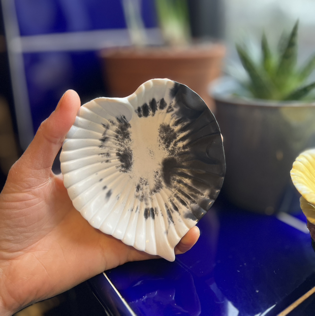Leaf soap dish - black and white 