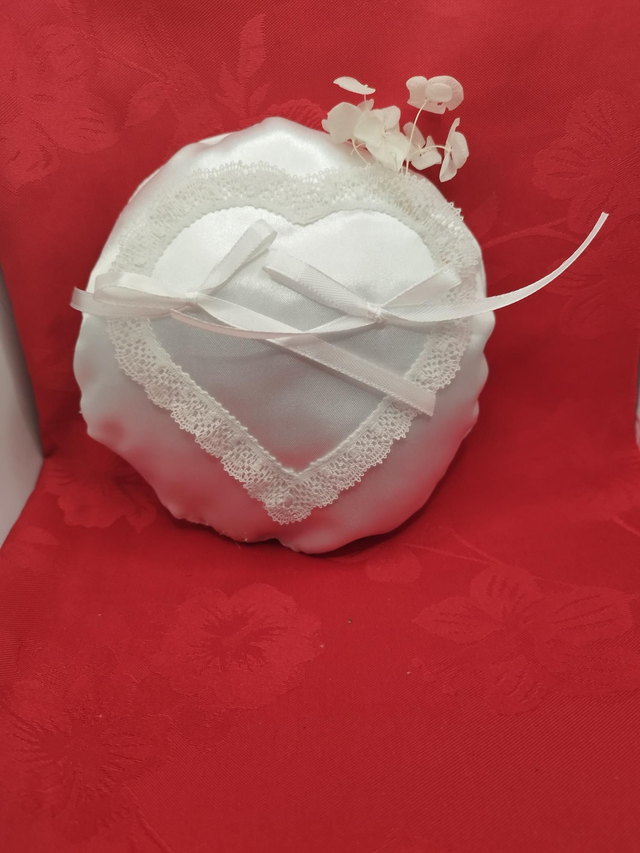 Coussin rond porte alliance dentelle cœur 