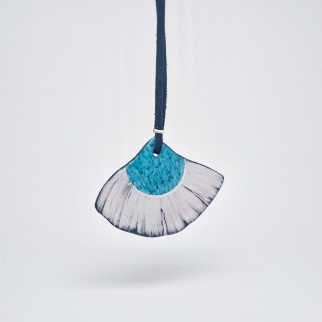 Collier pendentif gingko bleu