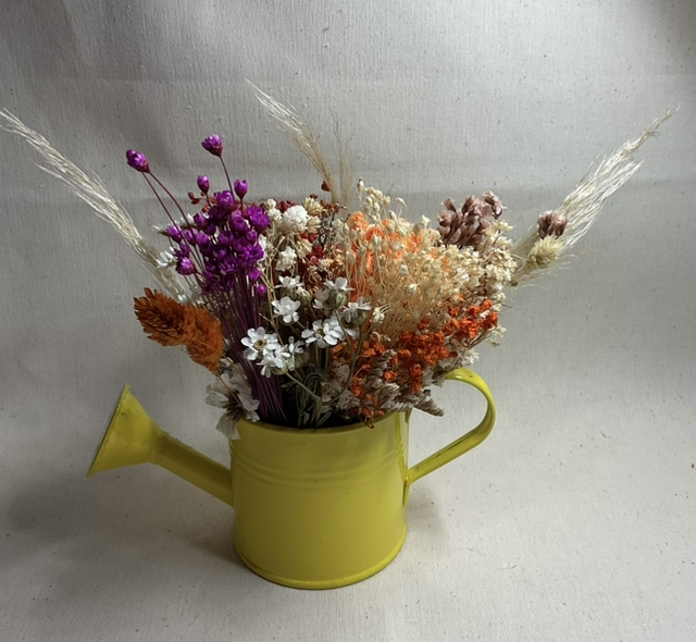 Arrosoir jaune fleuri