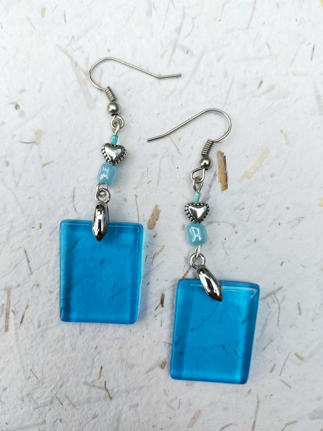 Boucles d&#039;oreilles en verre bleu. 