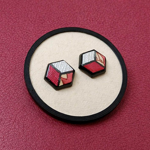 Orecchini a bottone esagonali Arlecchino bianco e rosso