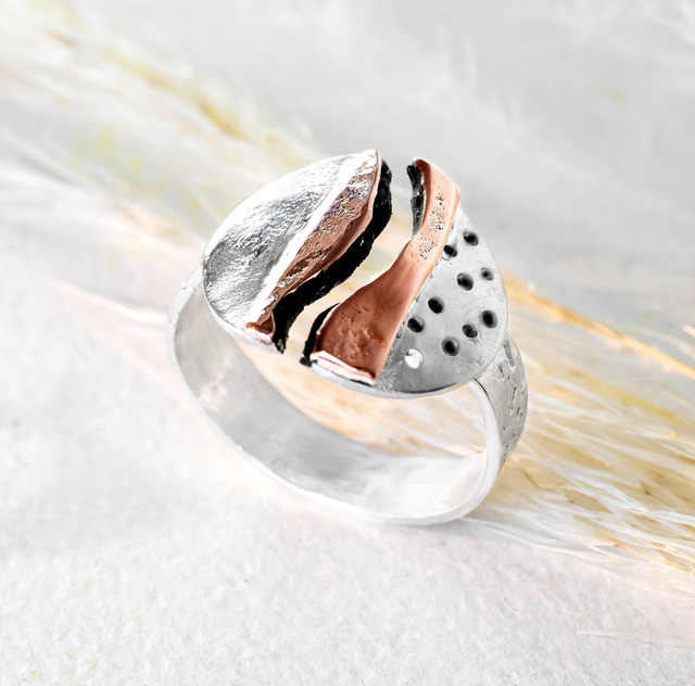 Anillo ajustable circular hecho a mano en plata 925 y detalle en cobre