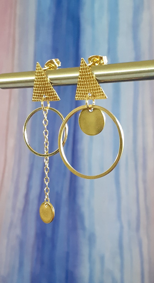 Trojkat Boucles d'Oreilles asymétriques dorées, petit triangle et anneau.