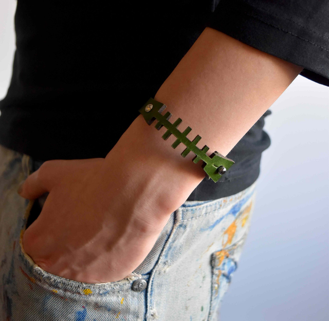 Green leather wristband "Lu"