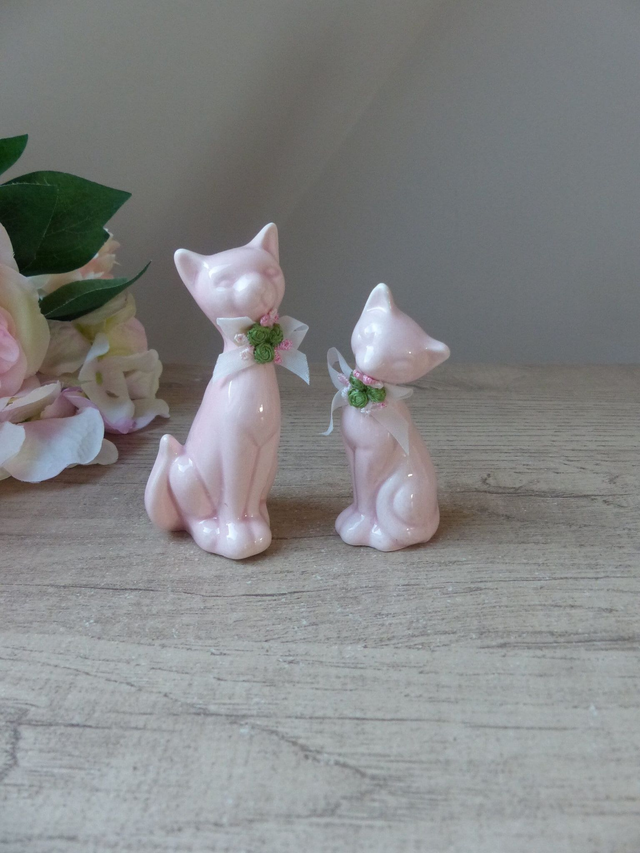 Couple de Chats Roses en Céramique – Figurines Vintage Miniatures avec Rubans et Fleurs Brodées, Déco Romantique Chambre ou Cadeau