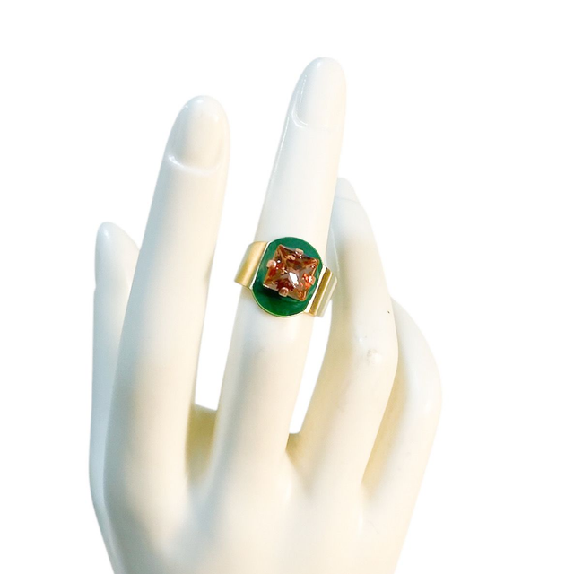 Anello tondo con smalto verde con pietra quadrata rosa
