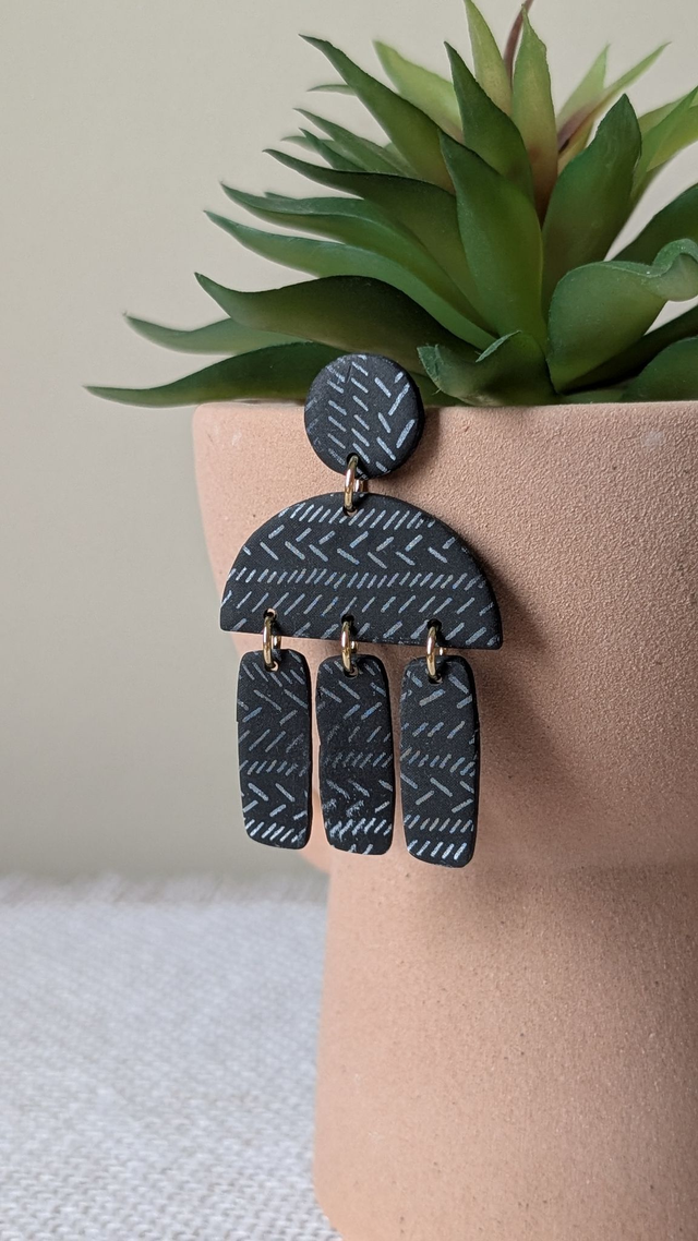 Boucles d&#039;oreilles noires en pâte polymère