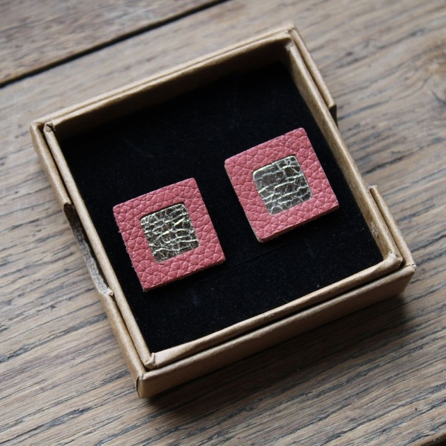 Boucles d’oreilles puces cuir carré