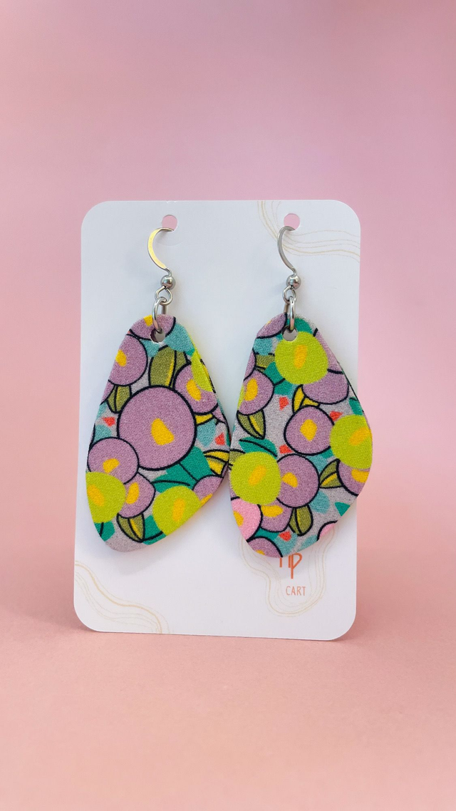 Boucles d'oreilles carton et tissu forme triangle, collection " rose pop " - fond mauve et motifs fleuris rose, vert et violet