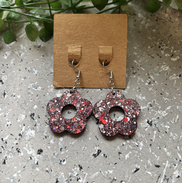 Boucles d’oreilles résine fleur bordeaux à paillettes et argenté