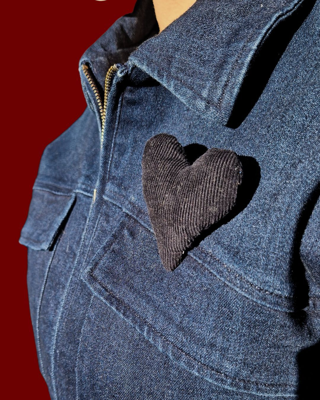 Broche upcyclée cœur velours noir