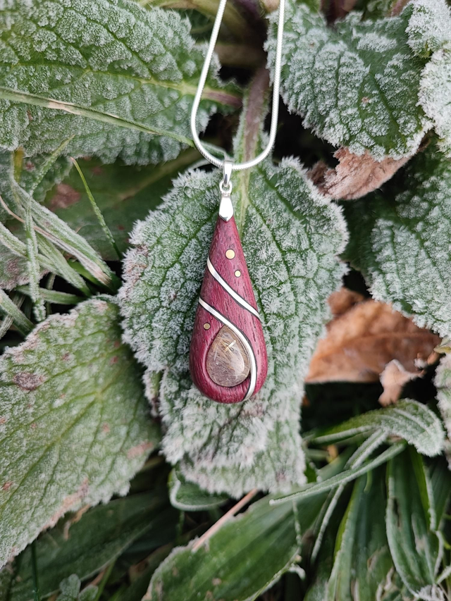 Pendentif en Bois d'Amarante, Quartz rutilé doré, Laiton et Argent