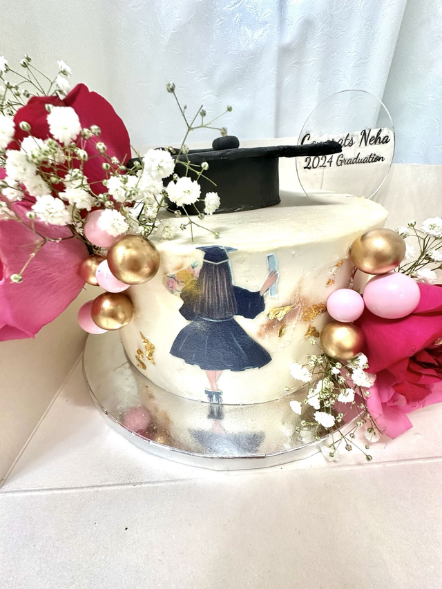Graduation decorated with fresh flowers & fondant hat