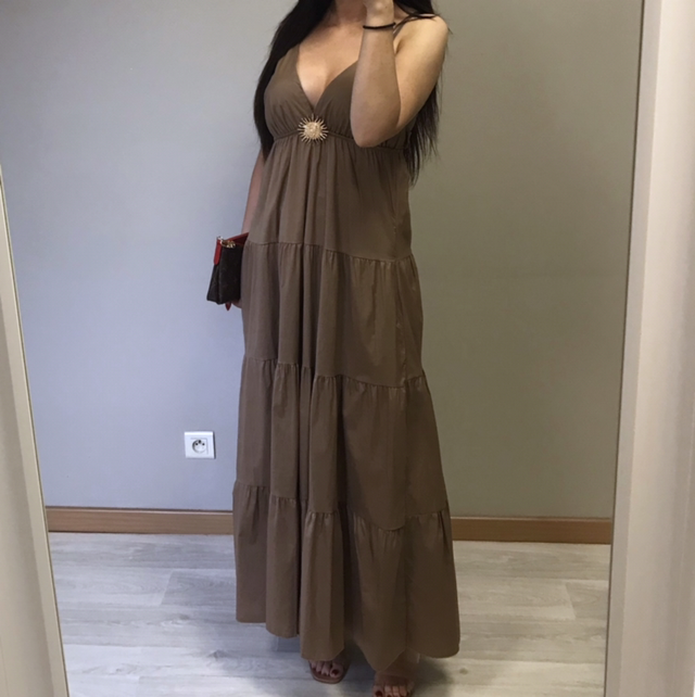 Robe broche taupe 