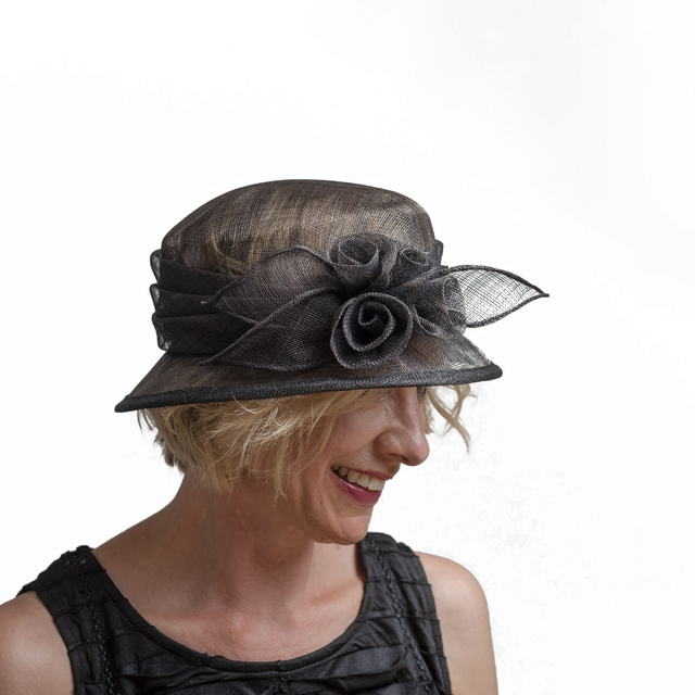Musta kepeä juhlahattu satiinikukin