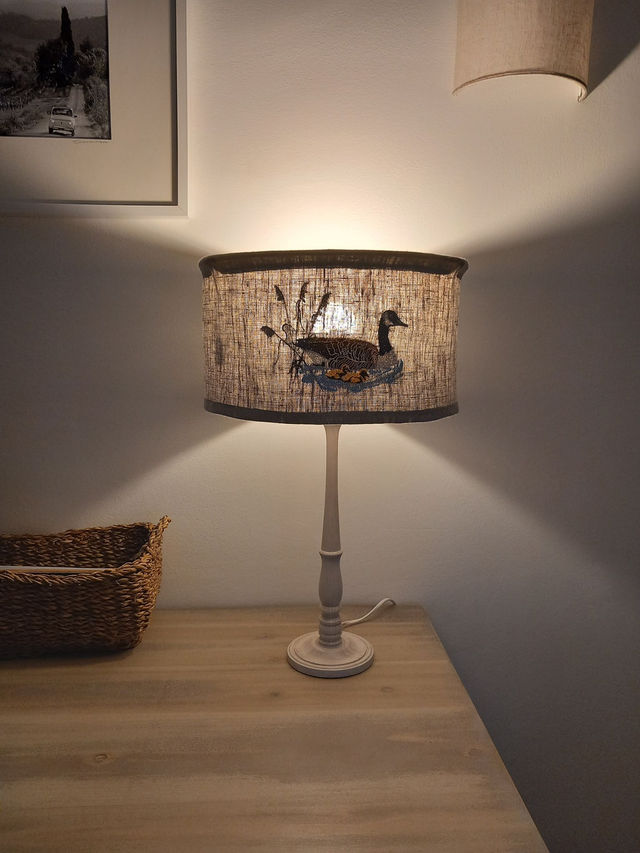 Abat-jour pour lampe de table en lin brodé - broderie "Oie et ses oisons".