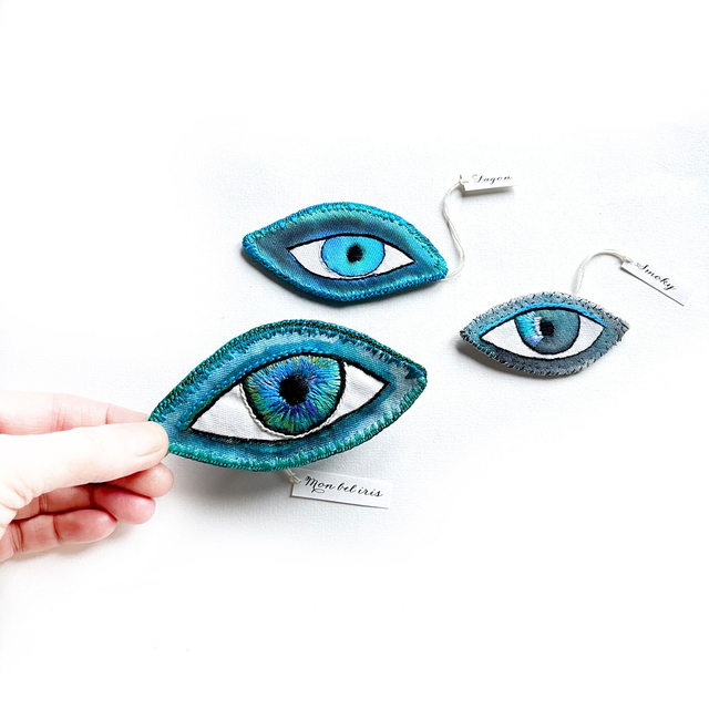 3 yeux fétiches peints puis brodés, pièces uniques