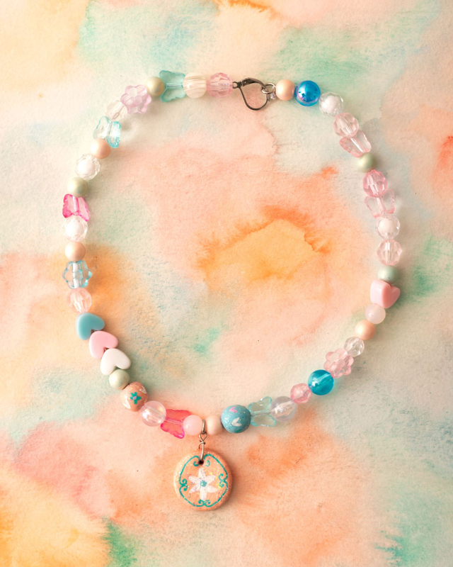 [Trucs en argile] Collier "trans pride" avec pendentif en argile