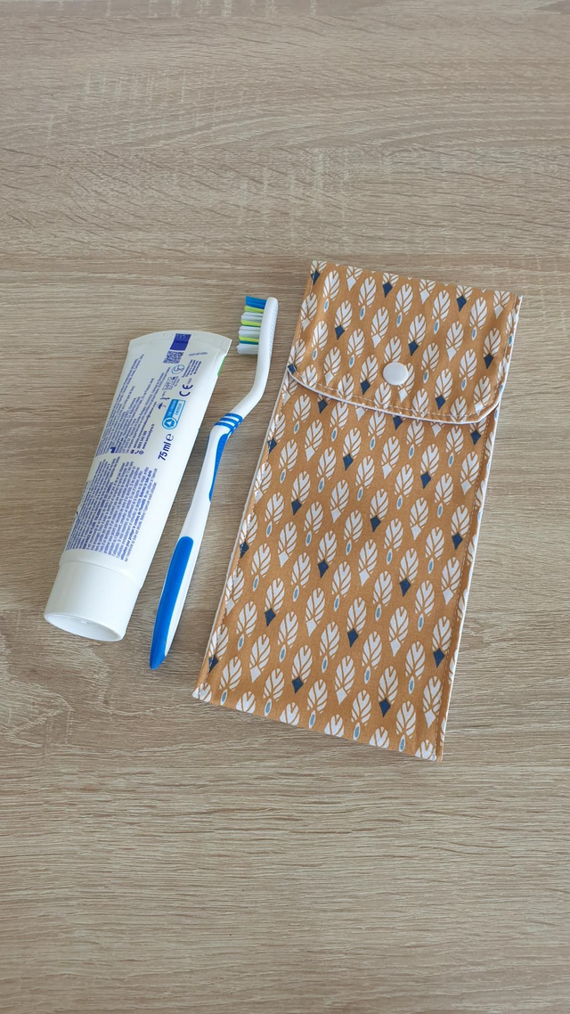 Etui à couverts ou brosse à dents imperméable jaune