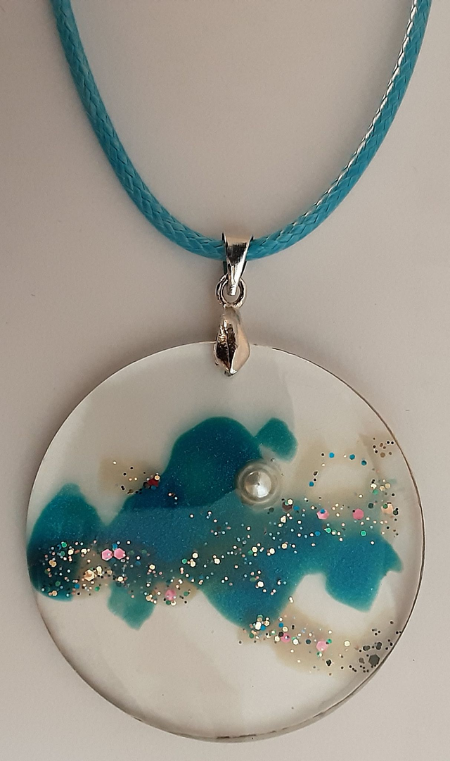 Pendentif rond collection Ciel transparent et motif bleu  paillettes multicolores lune nacrée