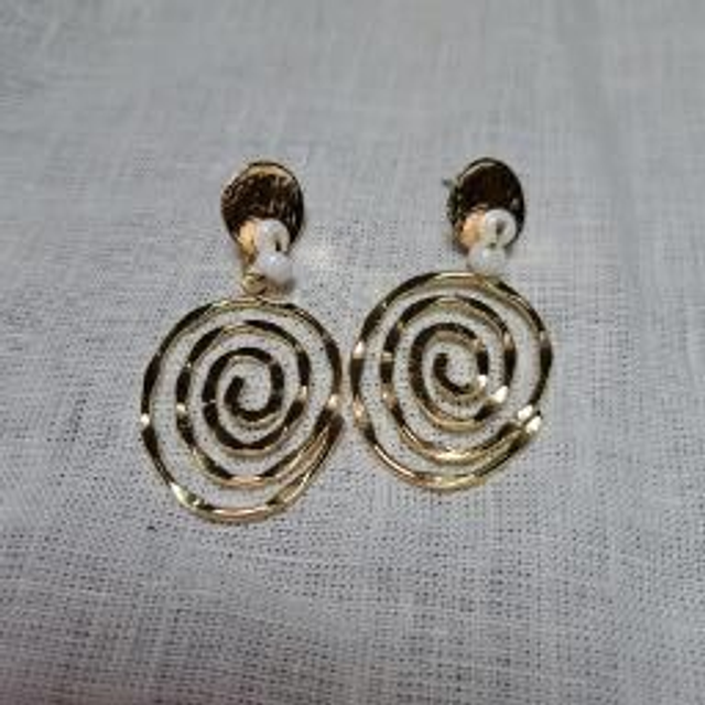 Boucles d'oreilles "Tourbillon Doré": Un tourbillon de féminité