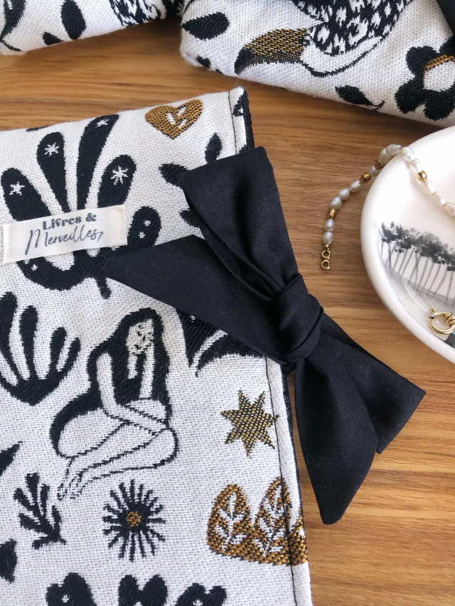Pochette à livres en tissu jacquard Gaïa, fermeture latérale avec un nœud - noire