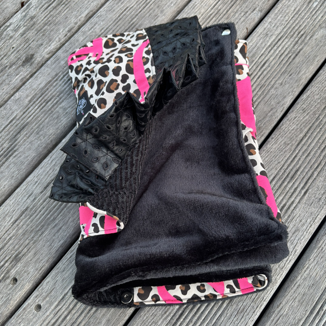 Écharpe Cocoon Fluffy – Léopard Pink Black