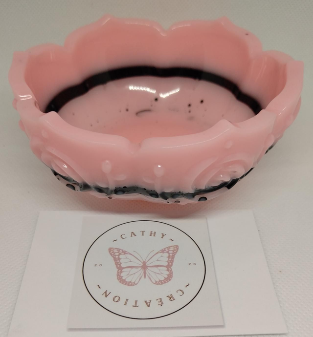 Vide poche rose avec un liseré noir